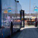 Een Q-linerbus stopt bij een bushalte in Lemmer, Friesland