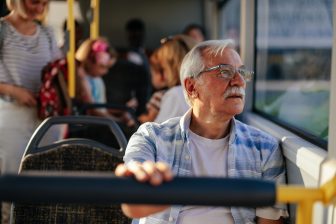 Ouderen in de bus.