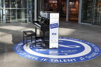 Beeld: de piano op Den Haag Centraal